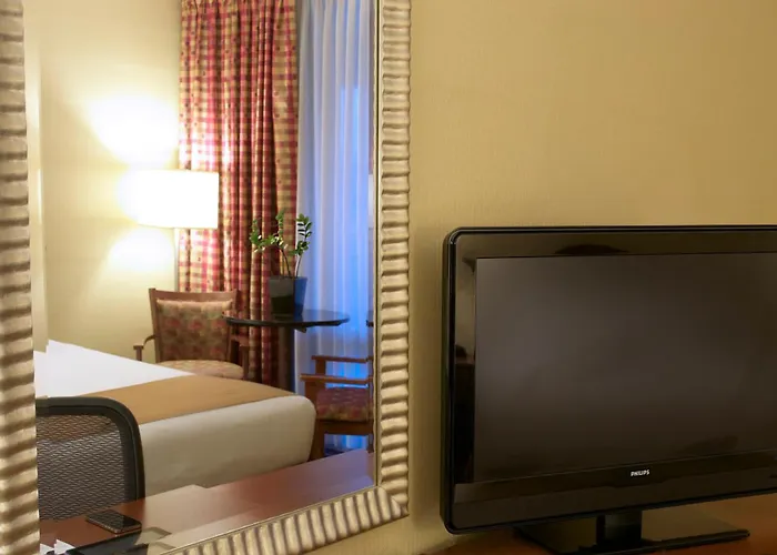 Nyack hotels near Tappan Zee Bridge