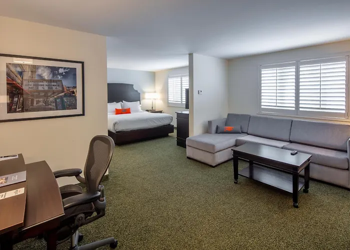 Syracuse hotels near Erie Canal Museum