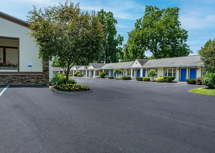 Poughkeepsie hotels near Locust Grove Estate
