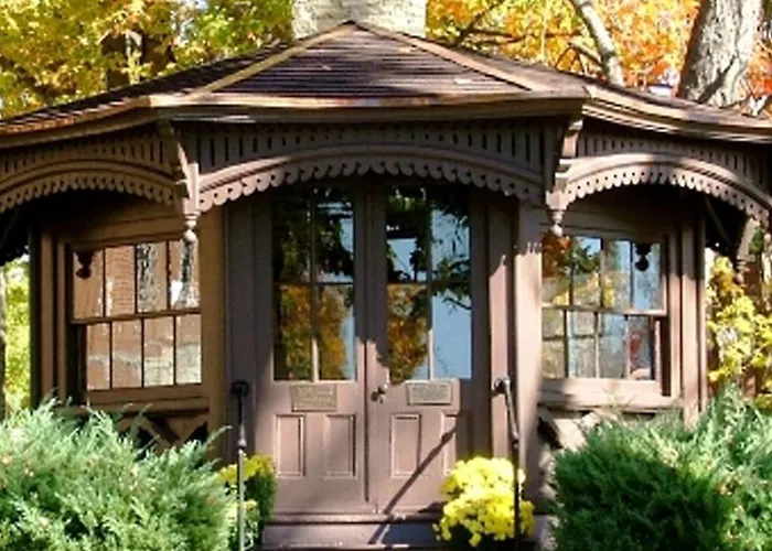 Elmira hotels near Arnot Art Museum