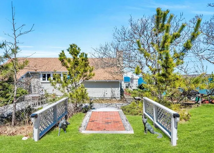 Pet friendly Beach House On Fort Pond Bay Montauk