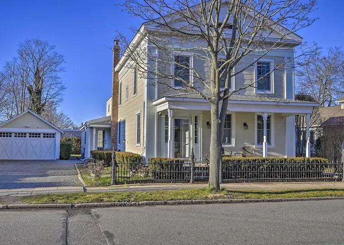 Pet friendly Quaint Dt Greenport Apt - 2 Mi To Shelter Island!