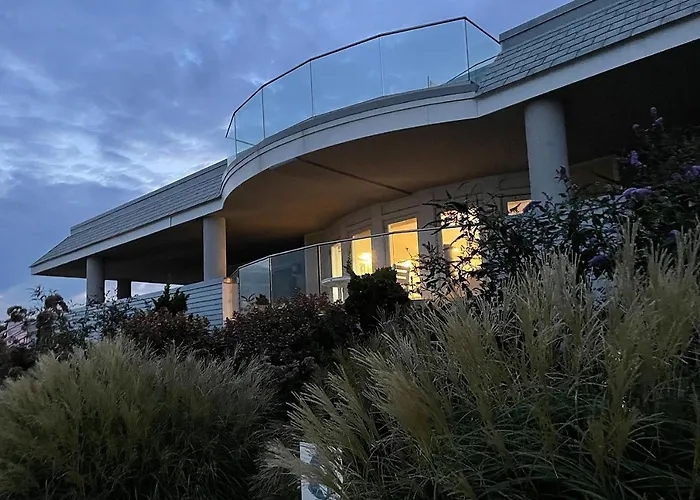 Port Washington hotels near Sands Point Preserve