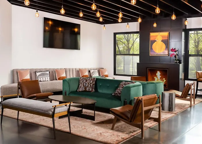 Nyack hotels near Hook Mountain State Park
