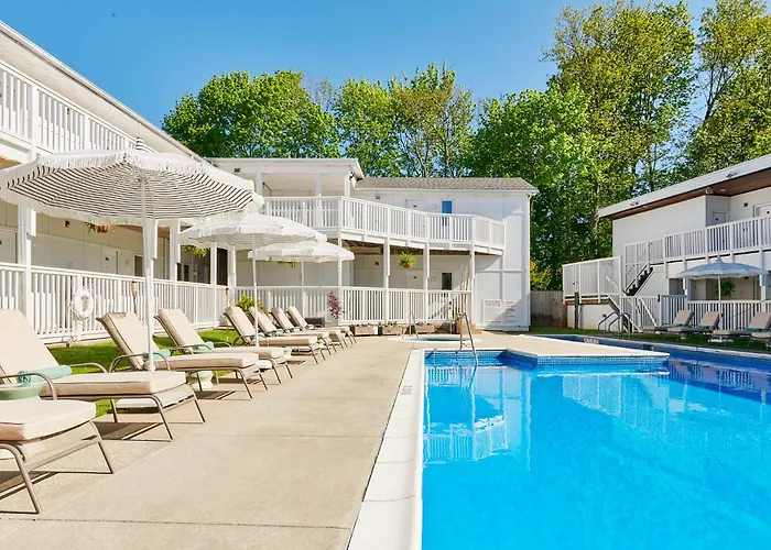 Greenport Hotels