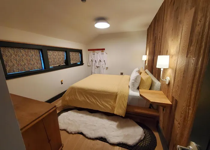 Hillsdale Hotels