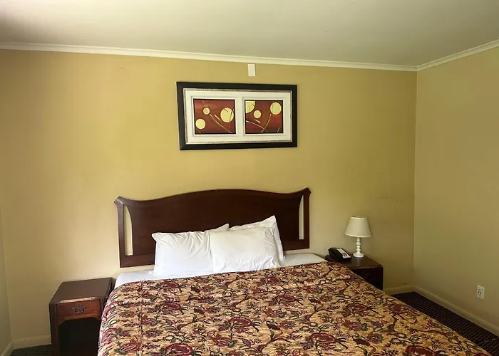 Kingston hotels near Senate House State Historic Site