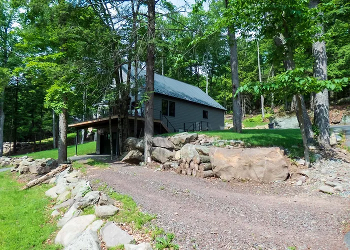 Pet friendly Modern Chalet With Hot Tub And Lake Access Monticello