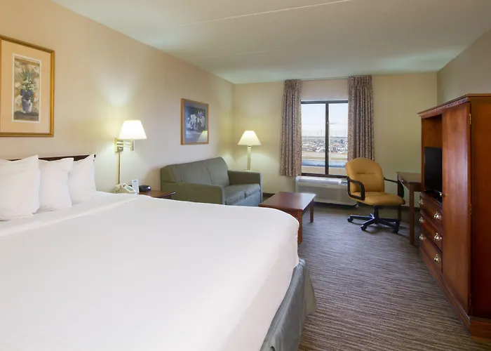 Comfort Inn & Suites Buffalo Airport With Golf Course