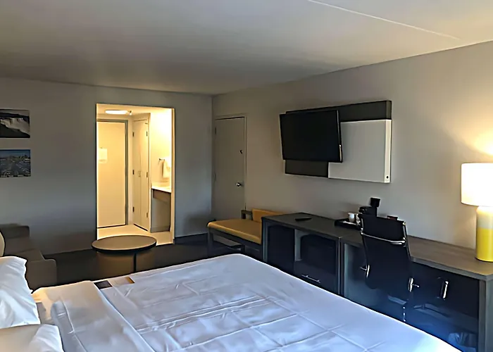 Buffalo Hotels near National Mall with shuttle service