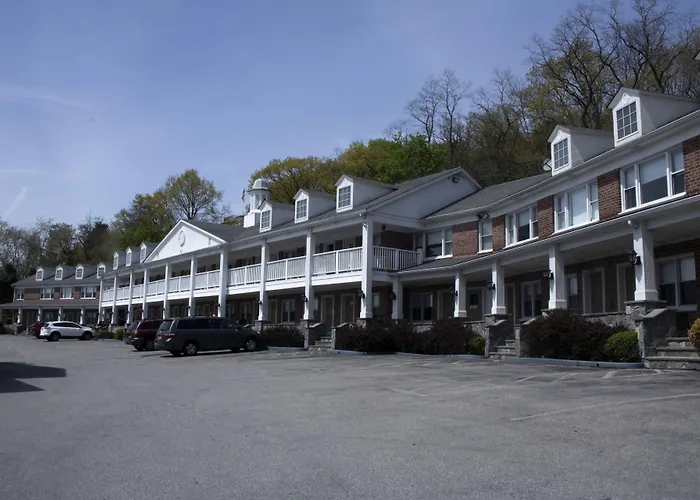 Peekskill hotels near Blue Mountain Park