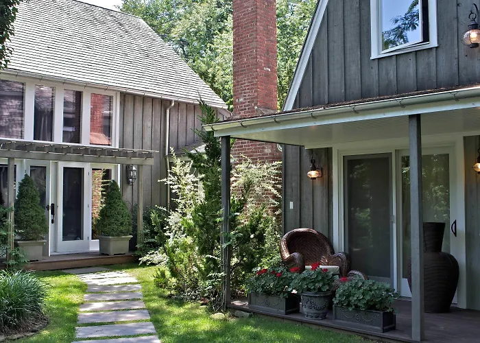 East Hampton hotels near LongHouse Reserve