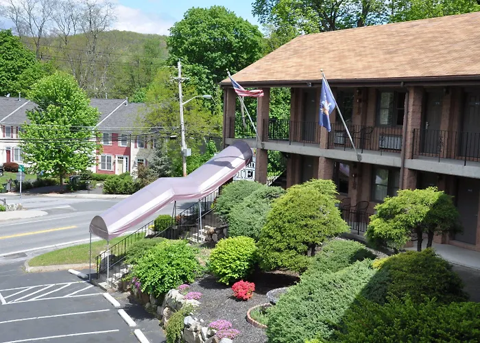 Highland Falls Hotels