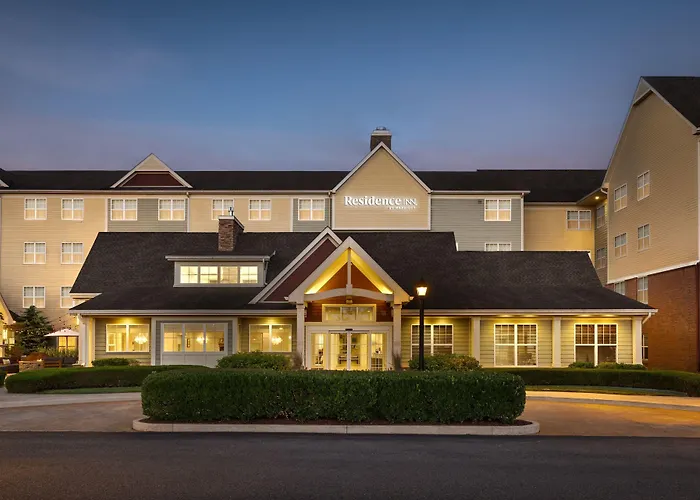 Central Islip Hotels