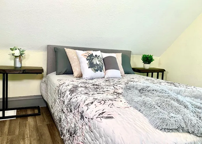 5Br Niagara Getaway Prime Location-Sleeps 10 Villa Niagara Falls