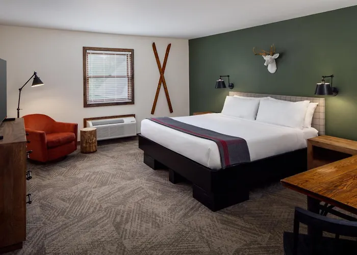 Schroon Lake Hotels